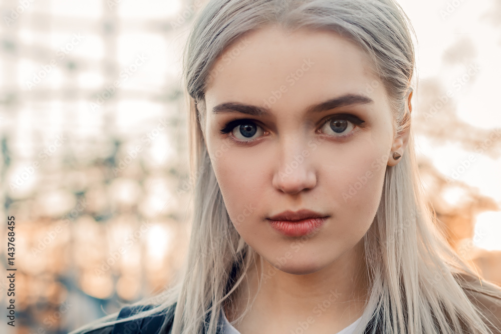 Naklejka premium Beautiful attractive young girl in the evening in the city