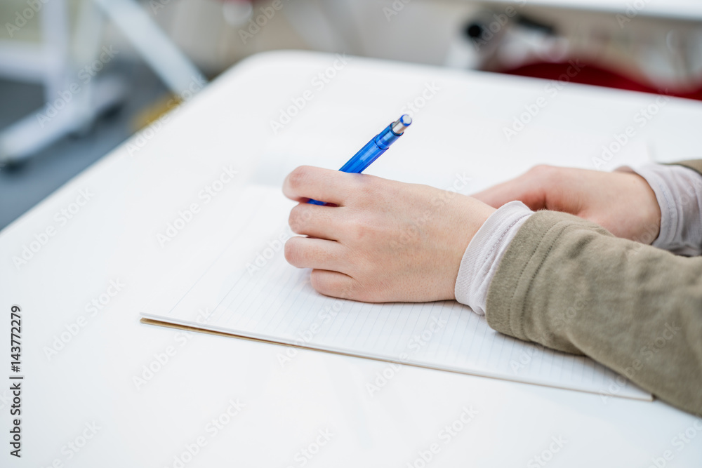 勉強する女性 勉強する女性