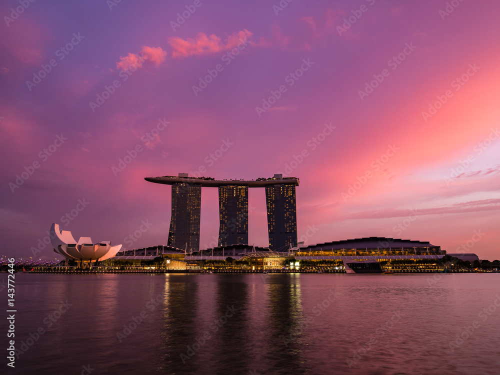 Naklejka premium 夕日に輝くシンガポール・マリーナベイサンズホテル