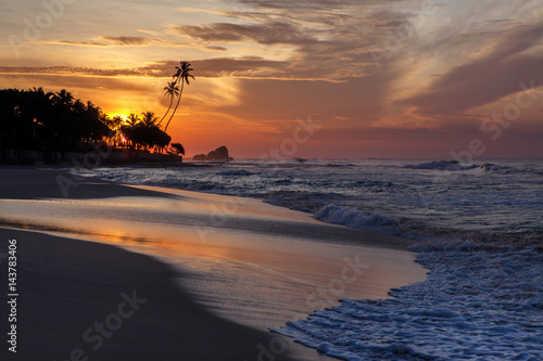 Восход солнца на берегу Индийского океана.