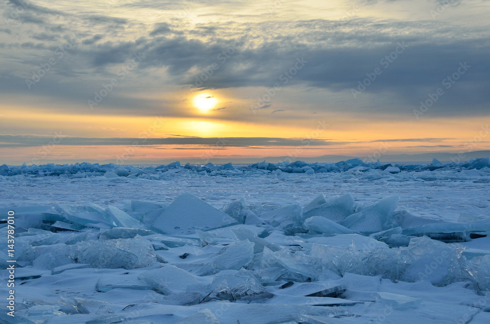 Озеро Байкал. Ледяные торосы на восходе солнца в районе мыса Кадильный