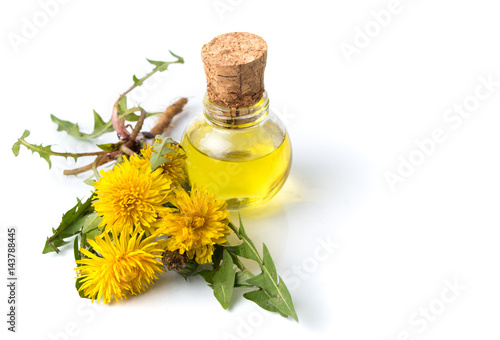 Fototapeta Naklejka Na Ścianę i Meble -  Dandelion flowers and tincture isolated