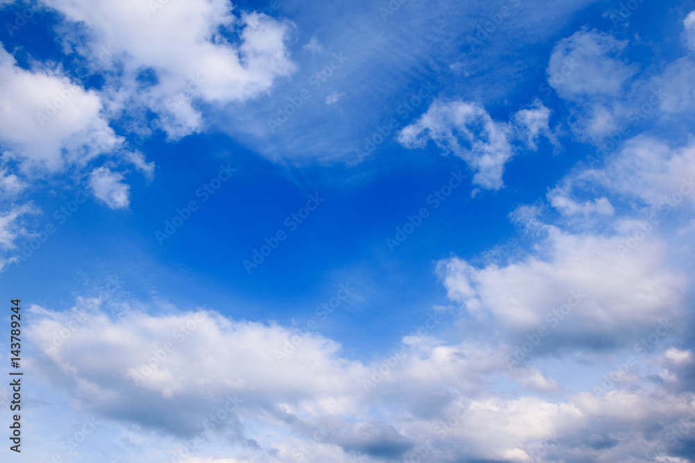 Obraz premium Beautiful blue sky with white fluffy clouds