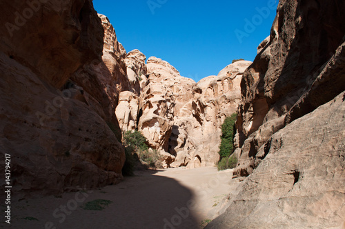 Parco Archeologico di Petra, Beida, 02/10/2013: il canyon della piccola Petra, nota come Siq al-Barid, sito archeologico nabateo con edifici scavati nelle pareti dei canyon di arenaria