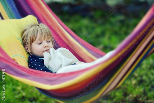 Obraz na płótnie Child sleep in hammock. w salonie