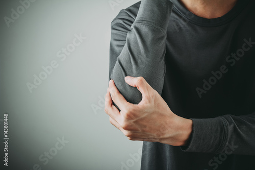 man elbow pain