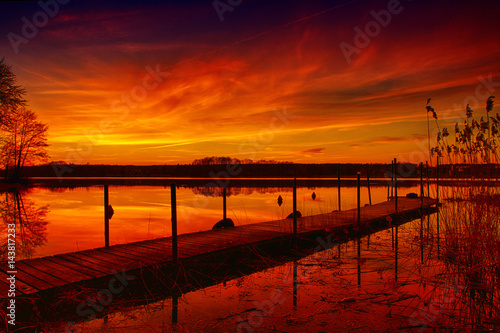 Sunset on the lake © Pawel Horazy