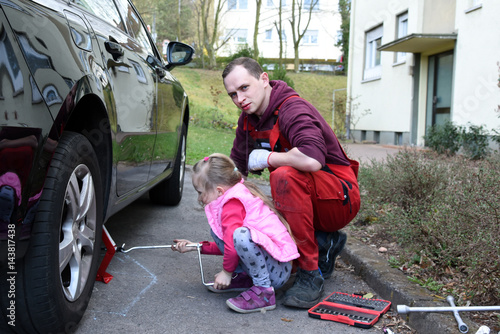 Reifenwechsel - Papa und Tochter.
