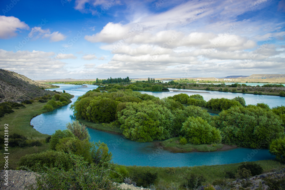 Patagônia, Argentina, América do Sul - Belo rio de águas azuis encontrado na cidade Comandante Luis Piedrabuena. 