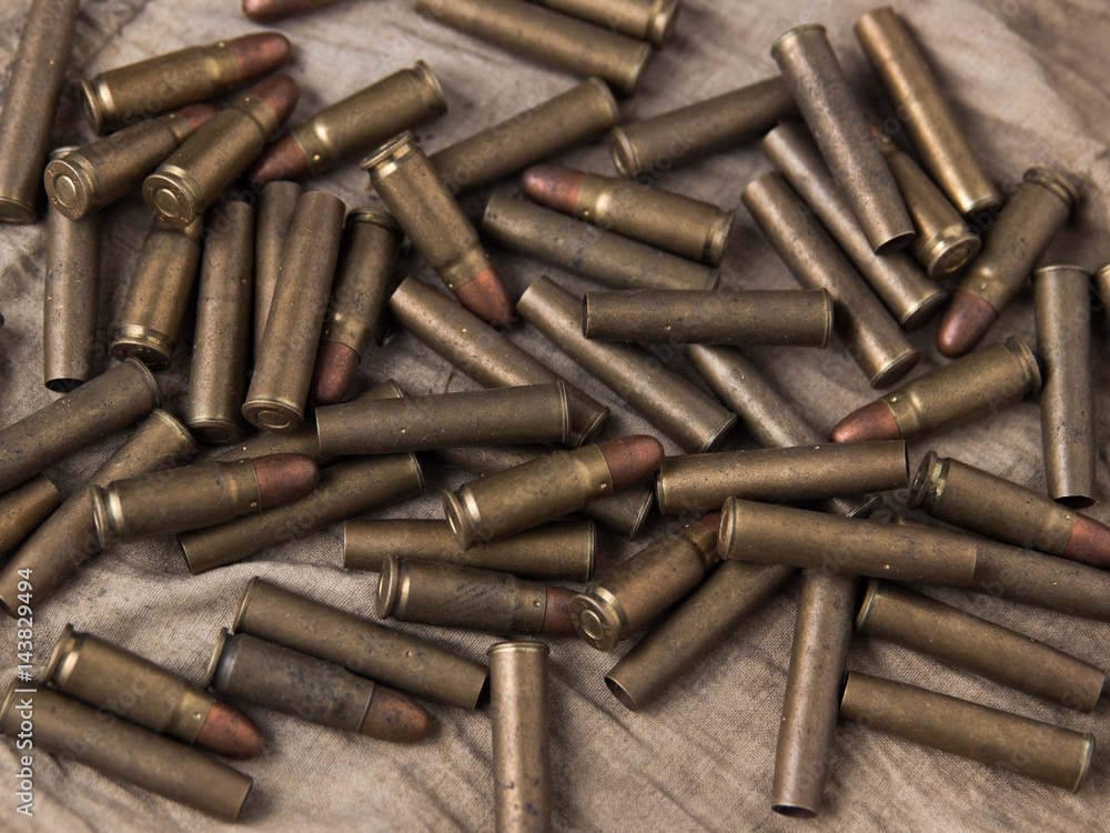 A lot of pistol bullets and lies on a rag. A lot of pistol bullets and lies on a rag.