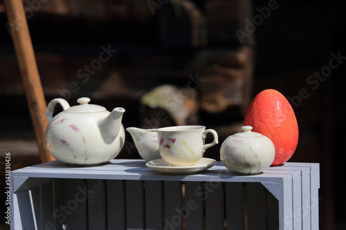 Jajo Wielkanocne na straganie z porcelaną.