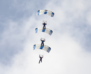 Fotobehang Luchtsport Groep parachutisten in formatievlucht  © megav0lt