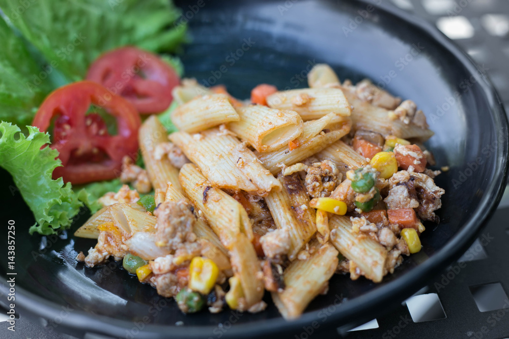 Stir fried macaroni with pork.