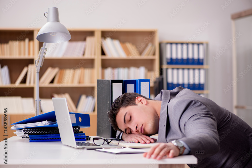 Obraz premium Sleepy businessman working in office