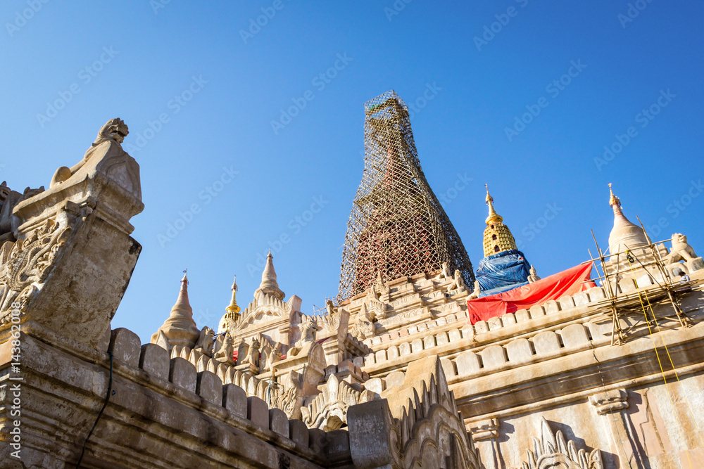 Obraz premium Earthquake affected at Ananda temple to be renovate