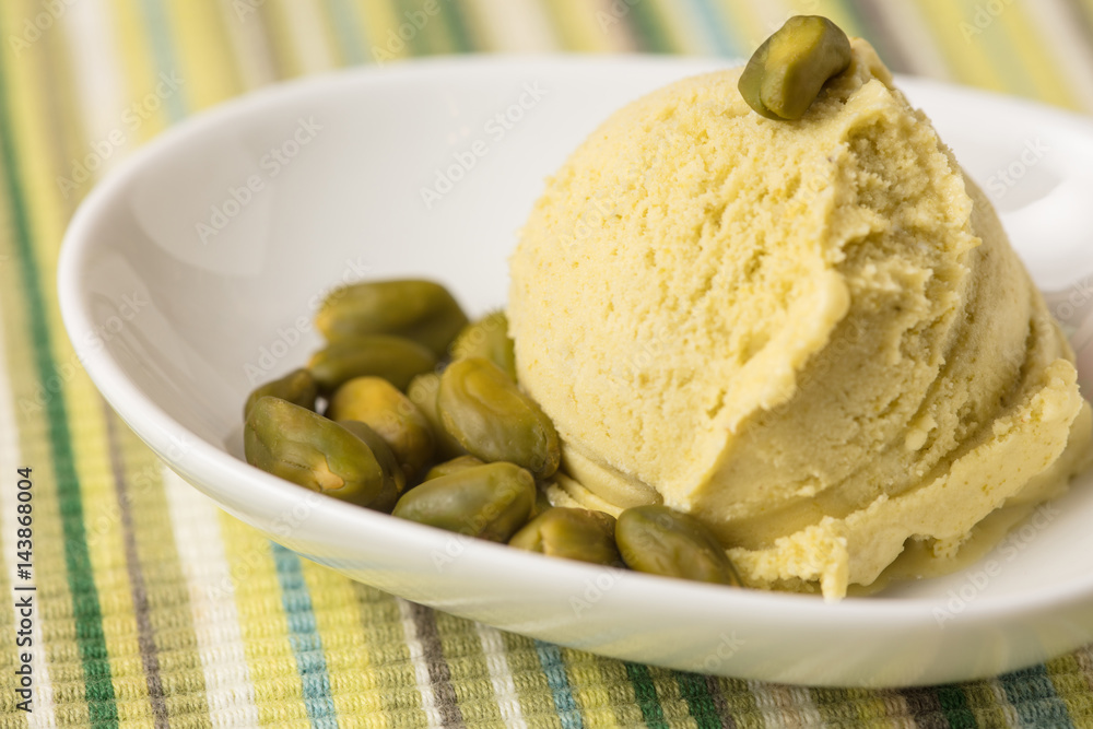 Kugel Pistazieneis mit Pistazien Stock Photo | Adobe Stock