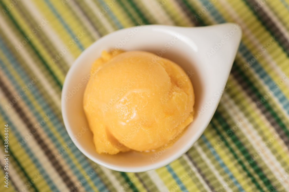 Kugel Mangoeis oder Mangosorbet Kugel Mangoeis oder Mangosorbet