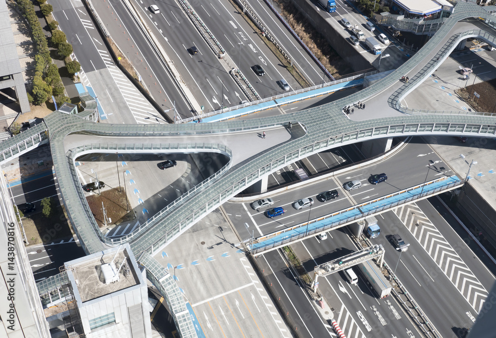 東京都市風景 立体交差 高速道路と一般道 歩道橋 Stock 写真 Adobe Stock