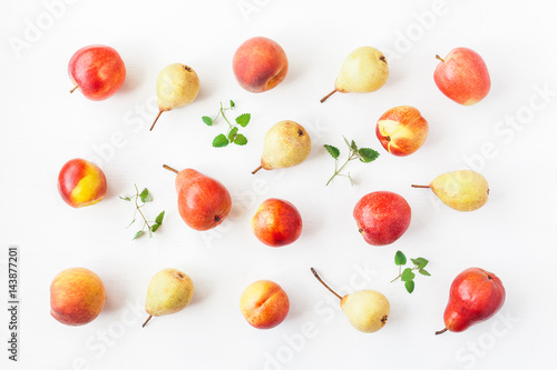 Fototapeta Naklejka Na Ścianę i Meble -  Fruit on white background. Pears, apples, peaches, nectarines. Fruit pattern. Flat lay, top view