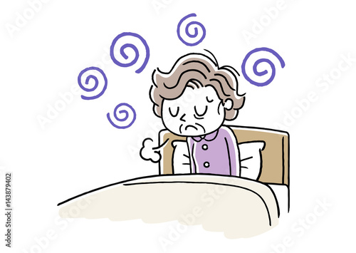 朝の体調がすぐれないシニア女性

