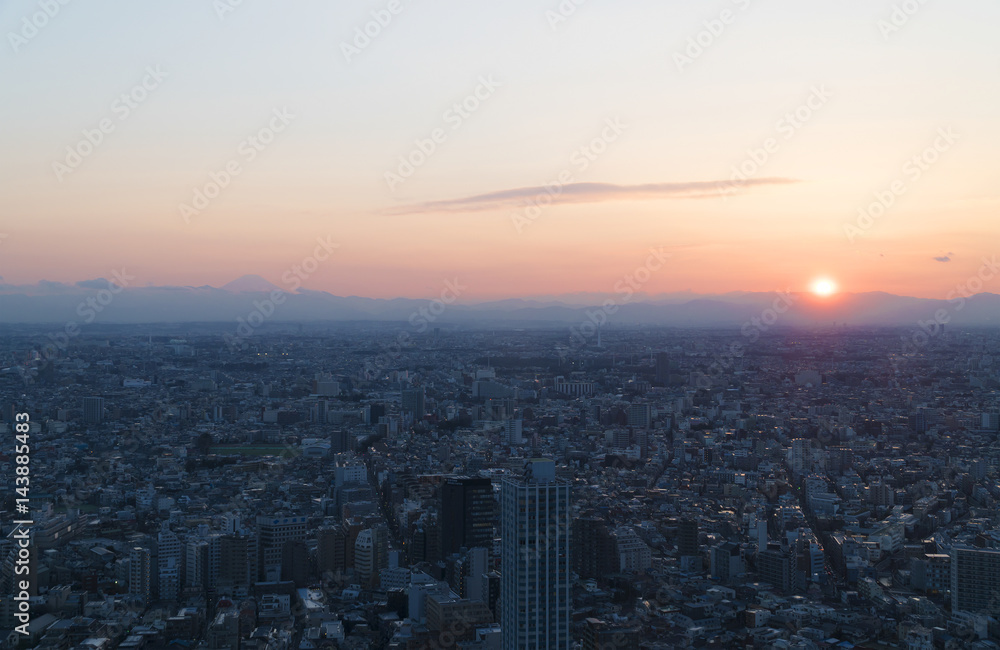 東京都市風景　新宿高層ビル街から望む富士山　夕日が沈む　眼下に広がる街並