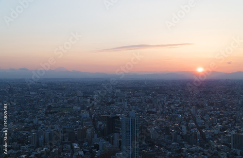 東京都市風景 新宿高層ビル街から望む富士山 夕日が沈む 眼下に広がる街並