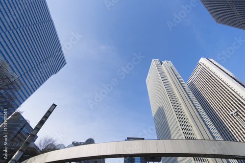 東京都市風景 新宿高層ビル街 見上げる 青空