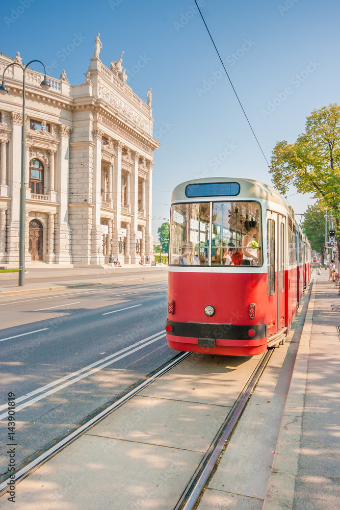 Fototapeta premium Wiener Burgtheater z tradycyjnym tramwajem, Wiedeń, Austria