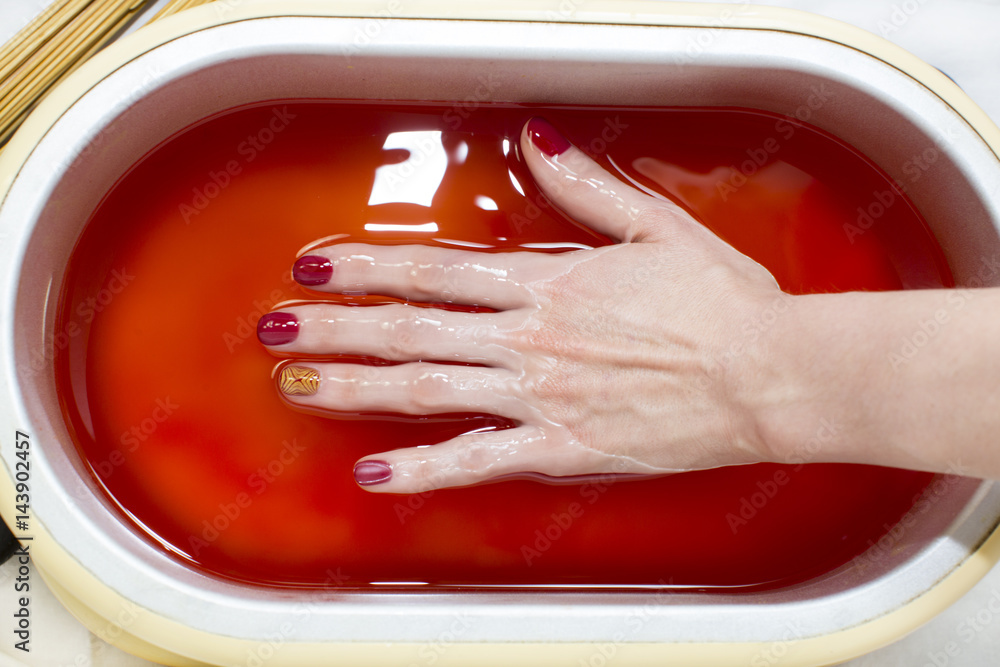 Process paraffin treatment of female hands in beauty salon foto de