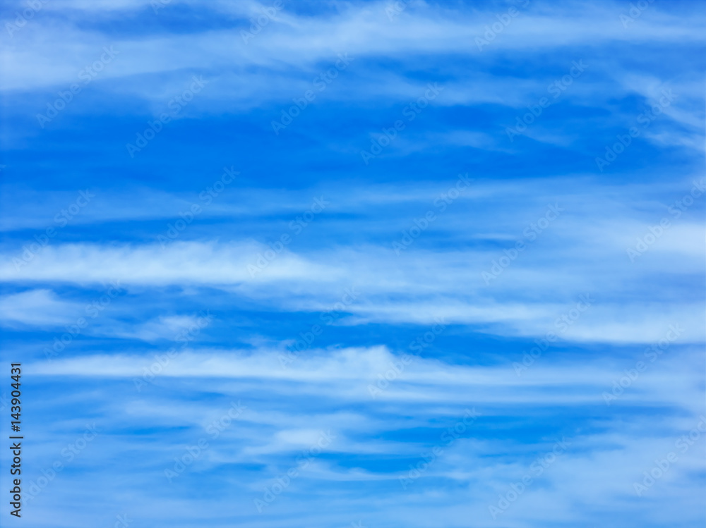 青い空と筋雲