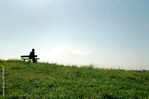ベンチに座る一人の少年