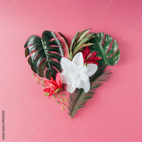 Fotografie Tropical leaves and flowers in shape of a heart
