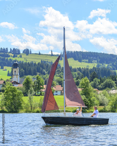 gutgelaunte Segler in herrlicher Umgebung photo