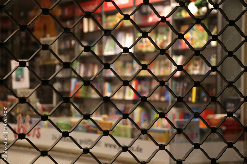 Fototapeta premium absperrgitter vor einer buchhandlung