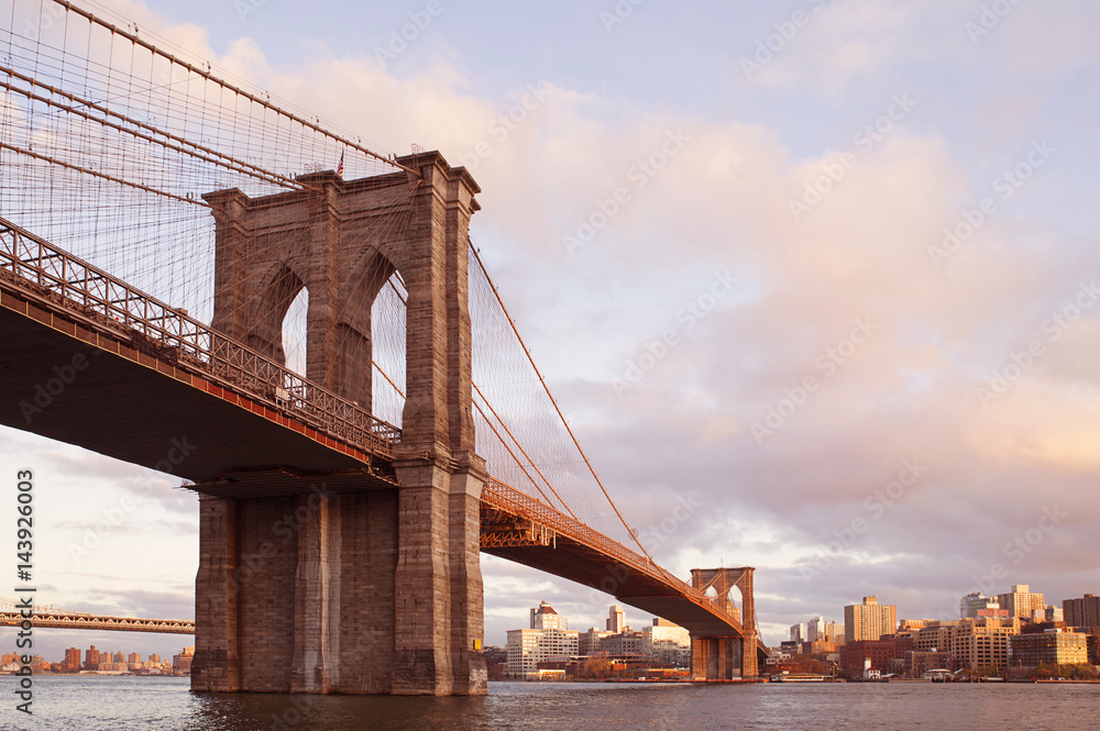 Fototapeta premium Brooklyn Bridge, Manhattan view towards Brooklyn borough at the sunset