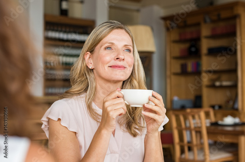 Canvas Print Woman thinking over coffee