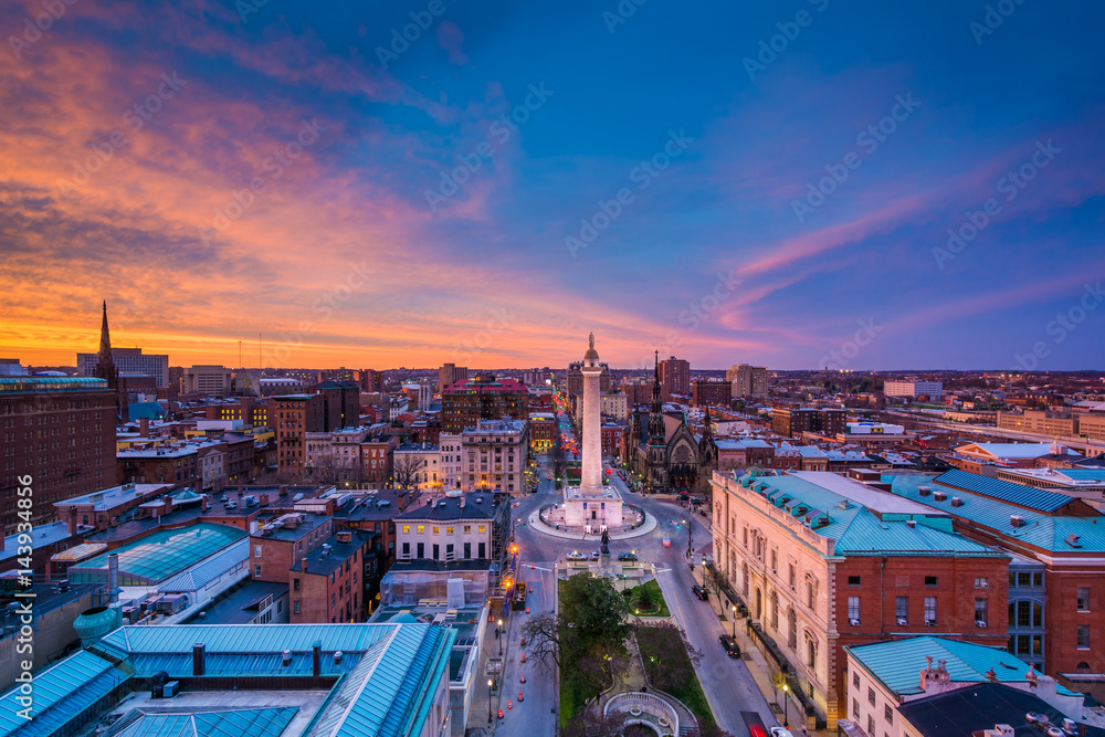 Obraz premium Sunset over the Washington Monument in Mount Vernon, in Baltimore, Maryland.