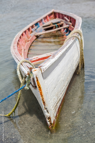 vieille pirogue rodriguaise remplie d'eau