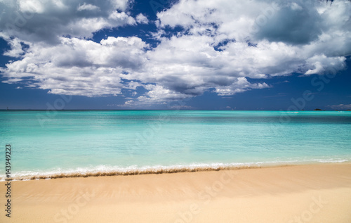 Fototapeta Naklejka Na Ścianę i Meble -  Wunderschöne Traumstrand auf Antigua. Kleine Antillen. Karibisches Meer.