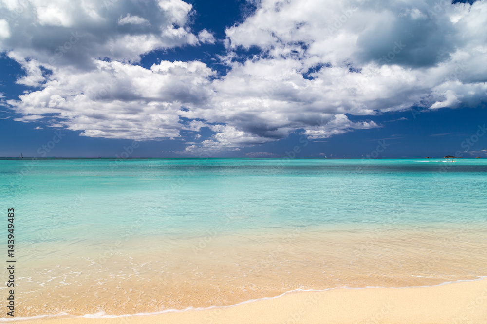 Wunderschöne Traumstrand auf Antigua. Kleine Antillen. Karibisches Meer.