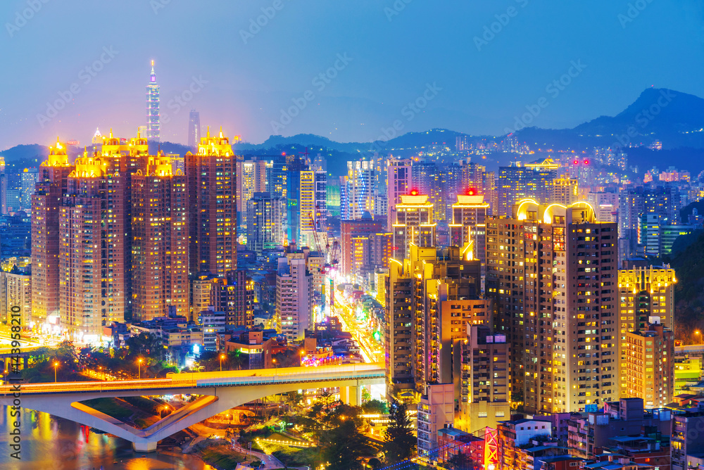 Fototapeta premium Night view of New Taipei city buildings