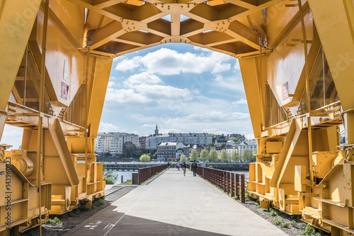 Sous la grue titan jaune de Nantes (France)