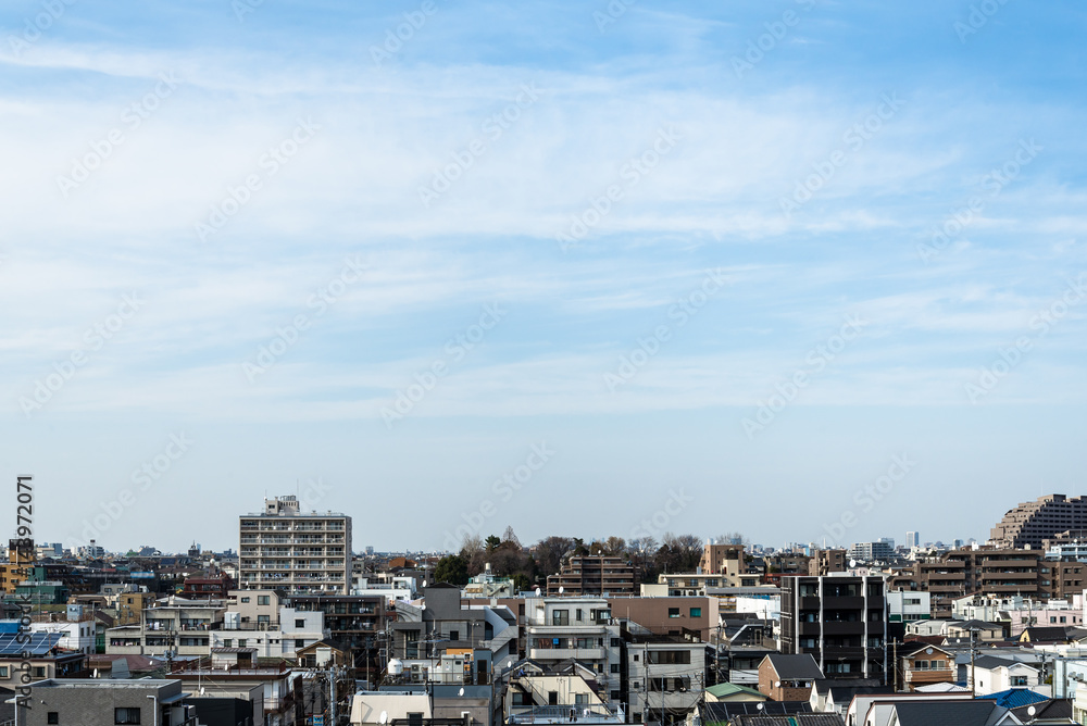 東京の住宅地と冬の青空１