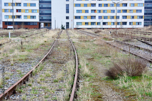 Alte Gleisanlage vor einem Wohnhaus photo