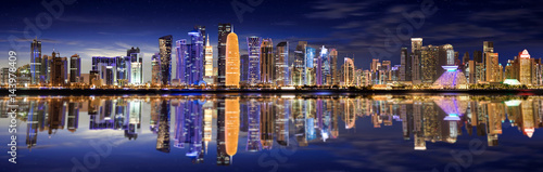 Die Skyline von Doha  Katar  nach Sonnenuntergang