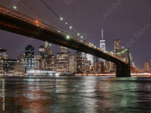 Fototapeta Naklejka Na Ścianę i Meble -  Brooklyn bridge and lower Manhattan skyline at night view from DUMBO