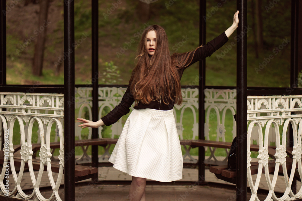 Obraz premium Woman enjoying her time in Europe park with background sunset