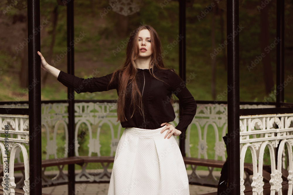 Obraz premium Woman enjoying her time in Europe park with background sunset