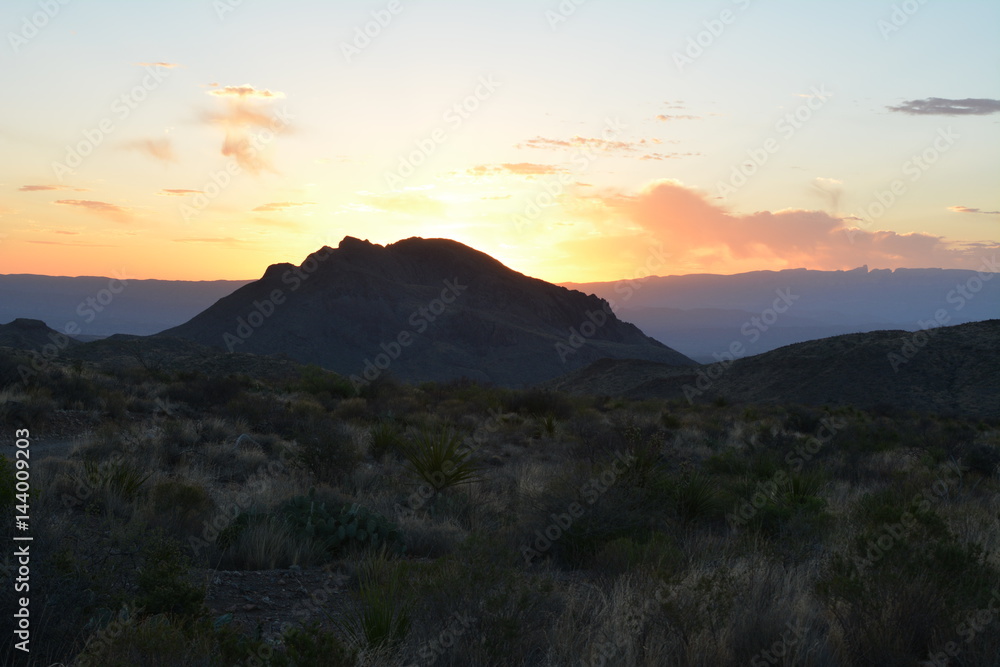 Obraz premium Backcountry desert sunrise in Big Bend National Park