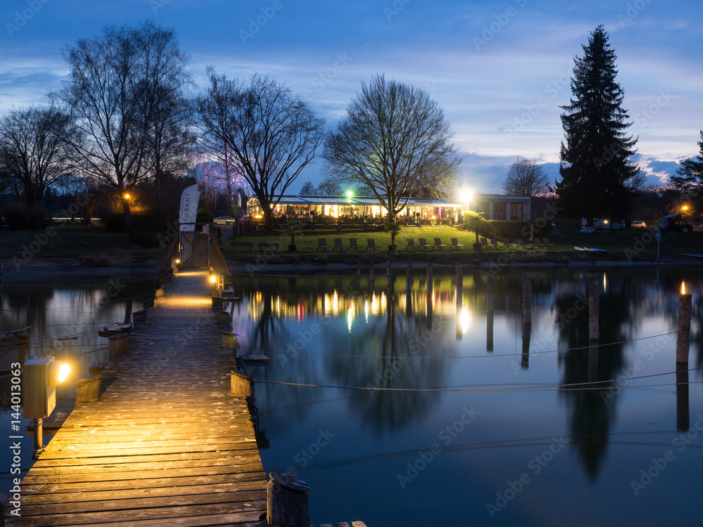 Restaurant St. Alban mit Beleuchtung zur blauen Stunde mit Bootssteg, Ammersee, Bayern